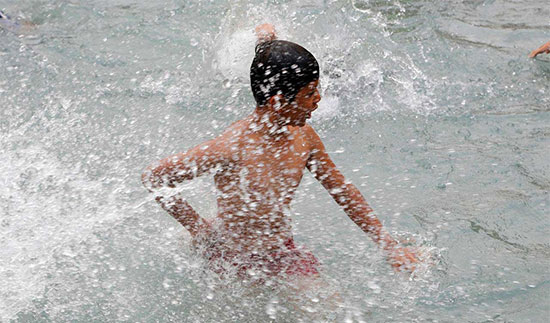 در روزهای گرم تابستان، شناکنید اما غرق نشوید!
